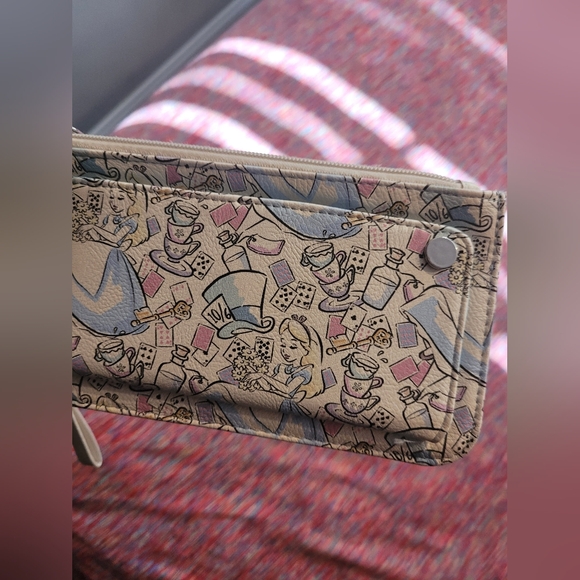 Loungefly Disney Alice In Wonderland og ❤️ logo wallet - Picture 3 of 12